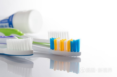 白色背景上的牙刷與牙膏 守護口腔衛(wèi)生的日常伴侶